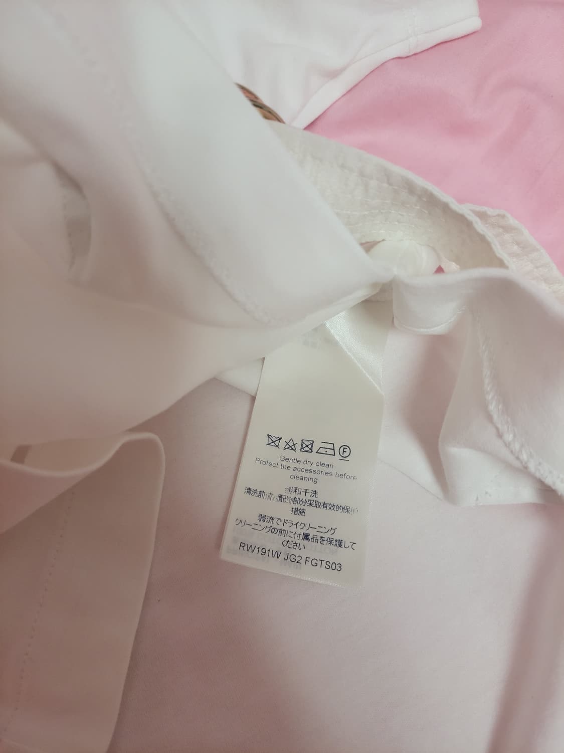 정품)급처2번입고세탁완료!루이비통 넥로고참장식 사이드 스트랩 반팔면티셔츠 상품이미지7