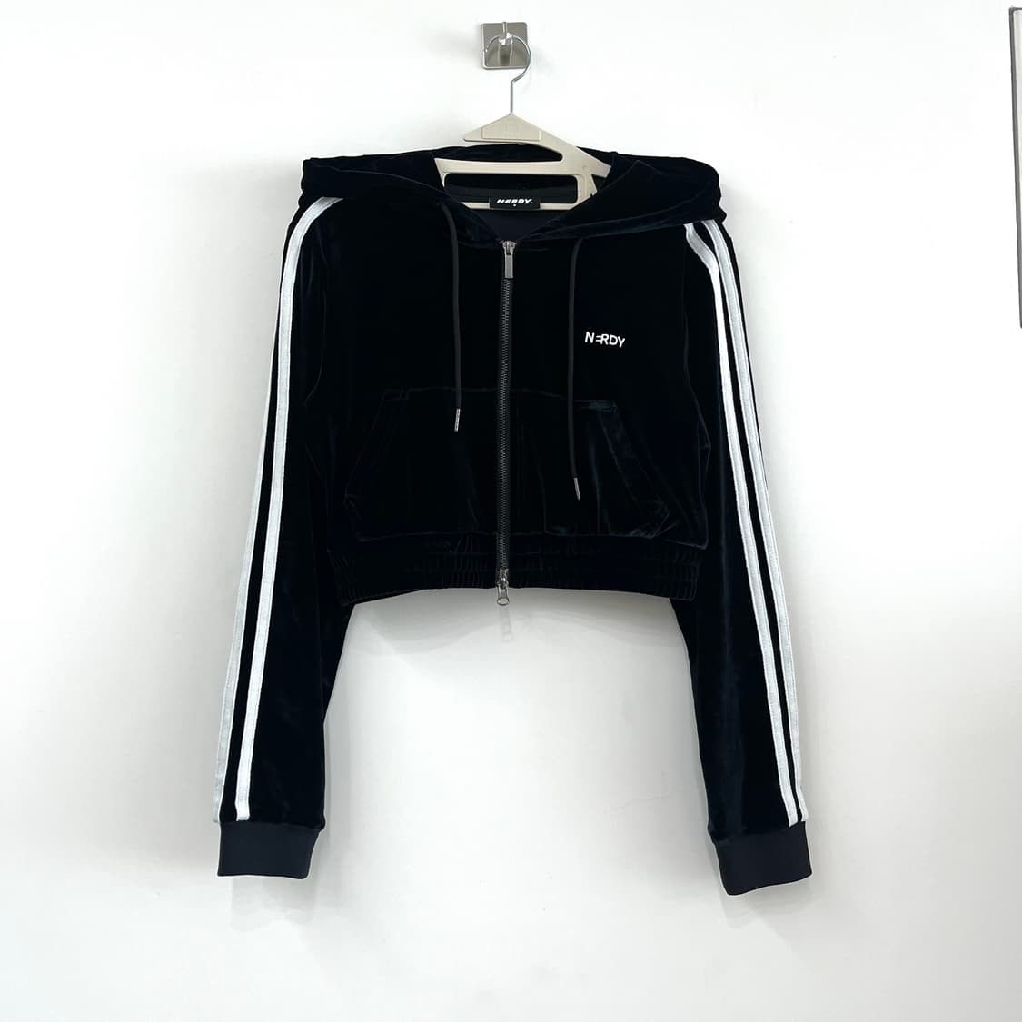 널디 벨벳 블랙 크롭 후디 트랙 탑 상품이미지2