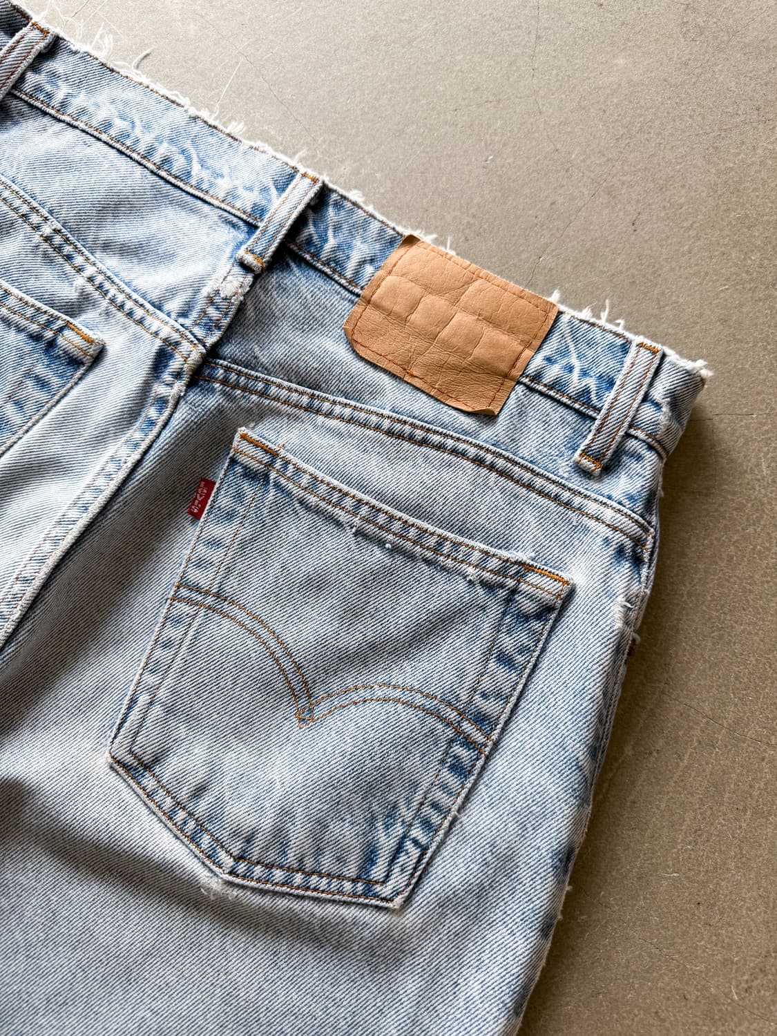 90s Vintage Levi’s 551 Distressed Shorts 상품이미지4