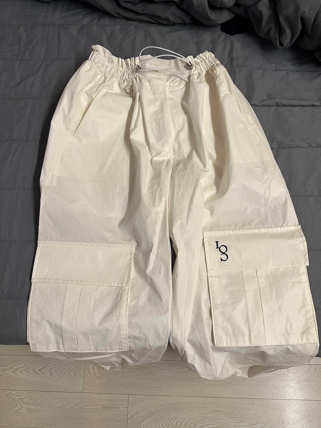 일리고 3턱 코팅 카고 팬츠 화이트 상품이미지4