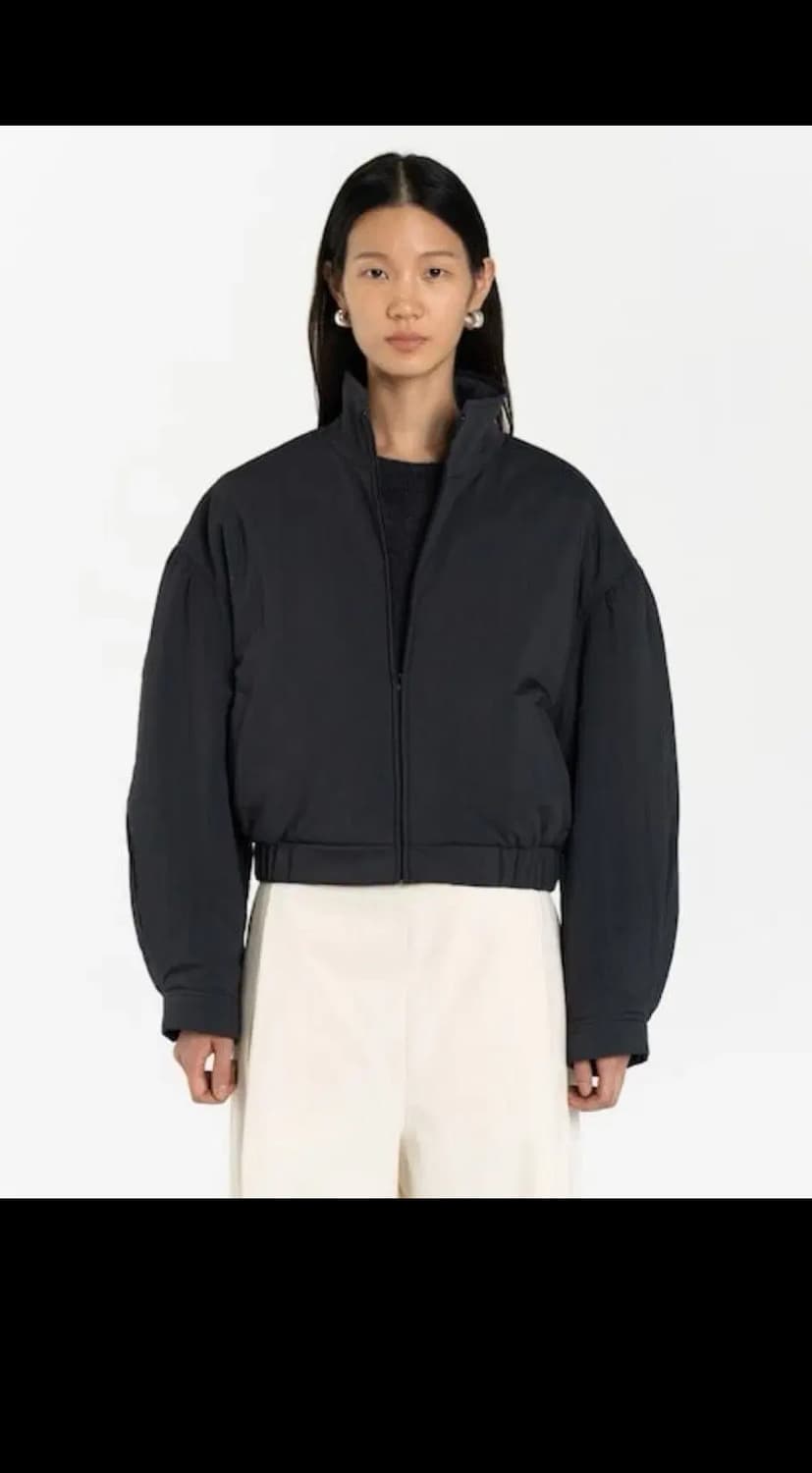 아모멘토 패디드 셔링 크롭 점퍼 상품이미지1