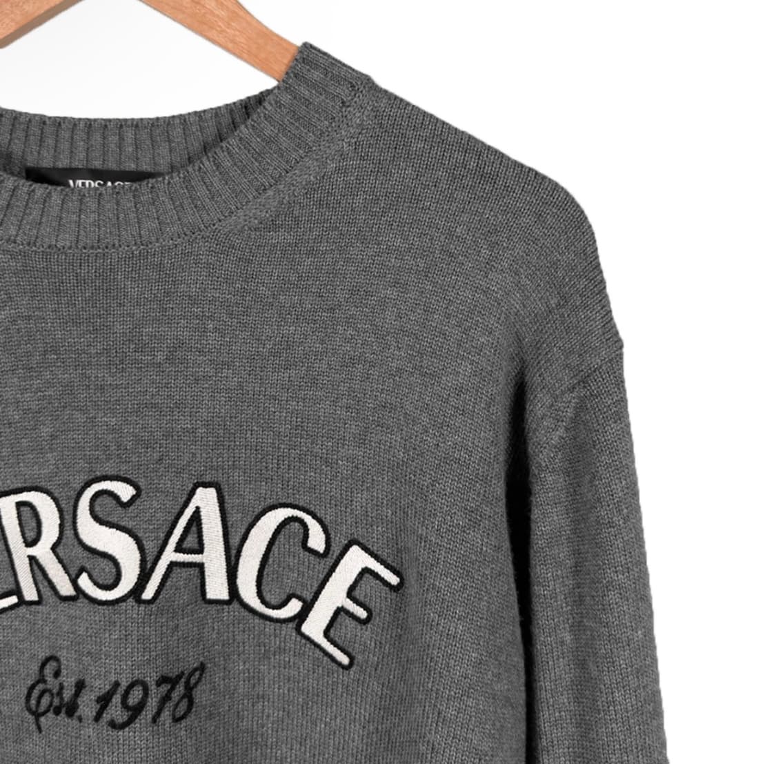 [52] 베르사체 남성 밀라노 스티치 자수 로고 울 니트 스웨터 그레이 상품이미지4