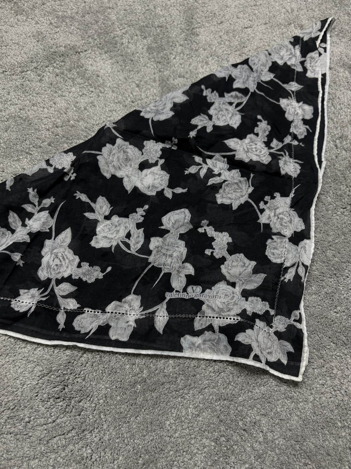 Valentino roses black&white Handkerchief 상품이미지3