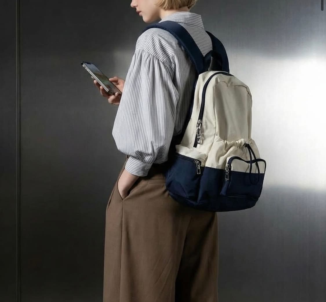 아이보리 색상과 네이비 색상이 배색된 스트링 백팩 상품이미지7