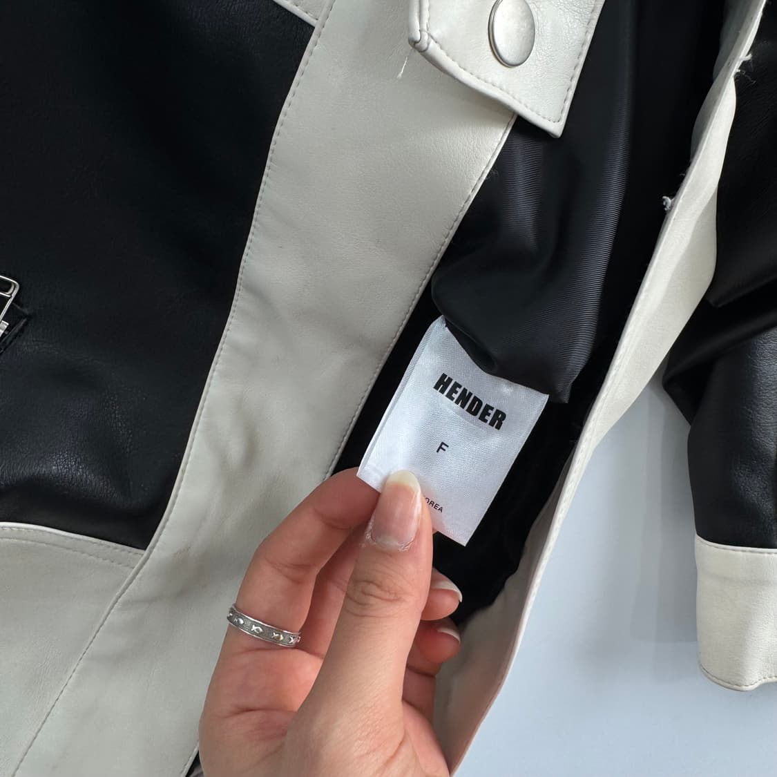 Hender 화이트 블랙 배색 레더 자켓 상품이미지6