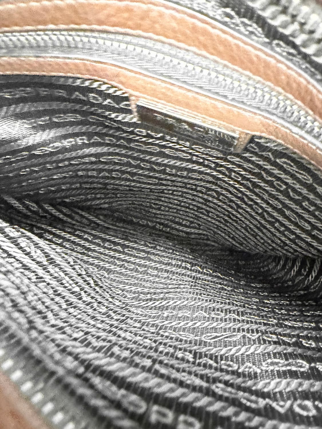 프라다 비텔로 다이노 로고 스트랩 크로스백 상품이미지7