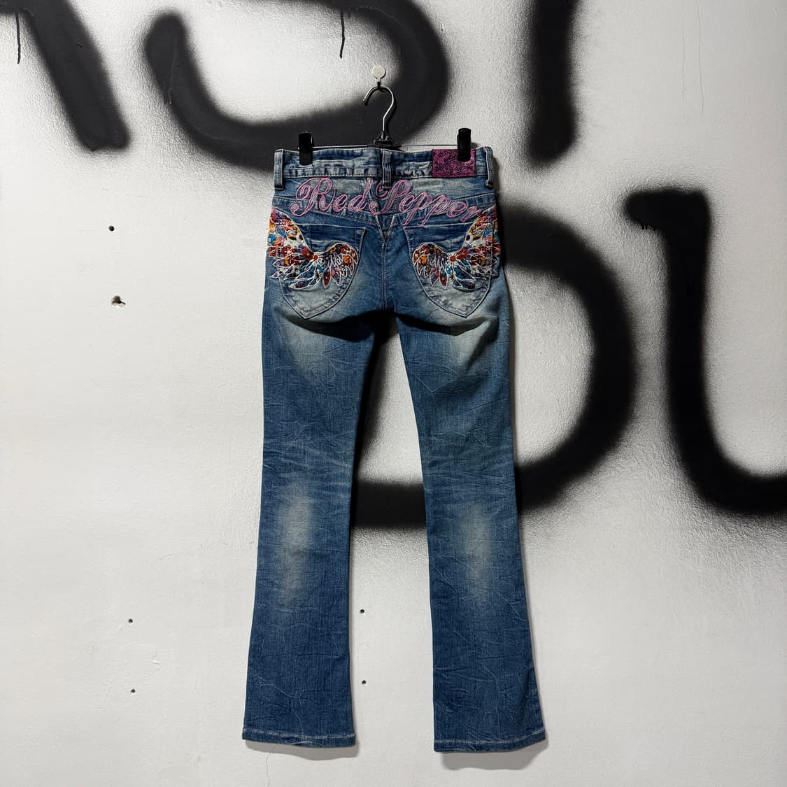 Red Pepper 펑크 자수 패치 디테일 세미 부츠컷 데님 팬츠 상품이미지1