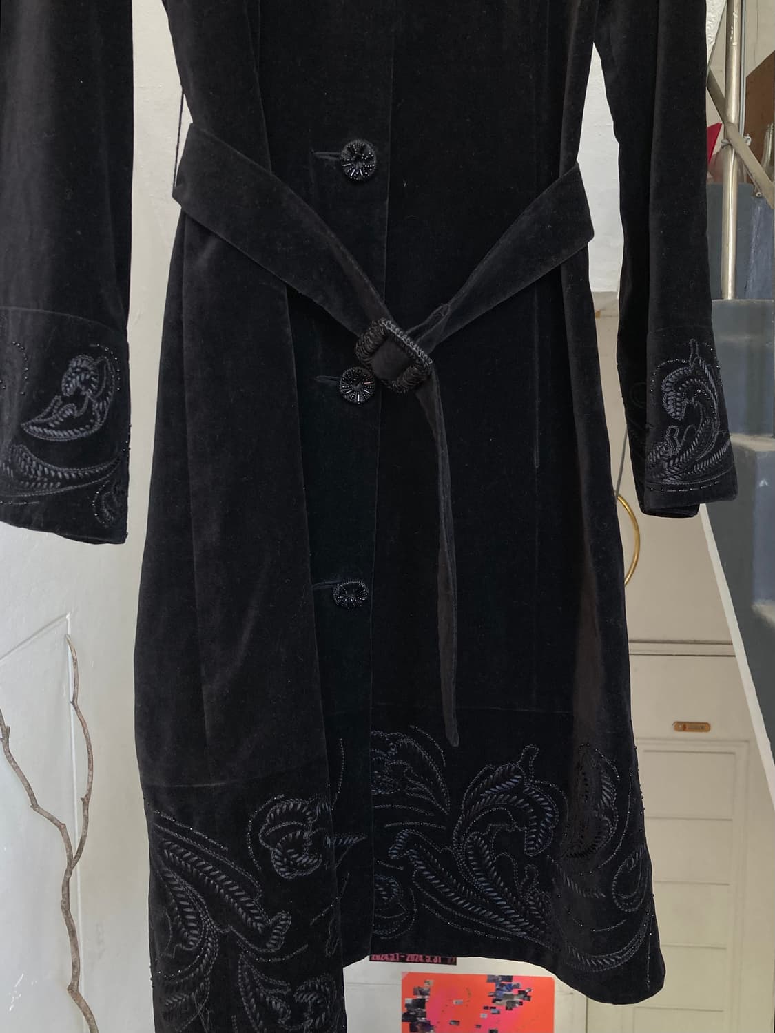 자수 디테일 블랙 벨벳 코트 상품이미지3