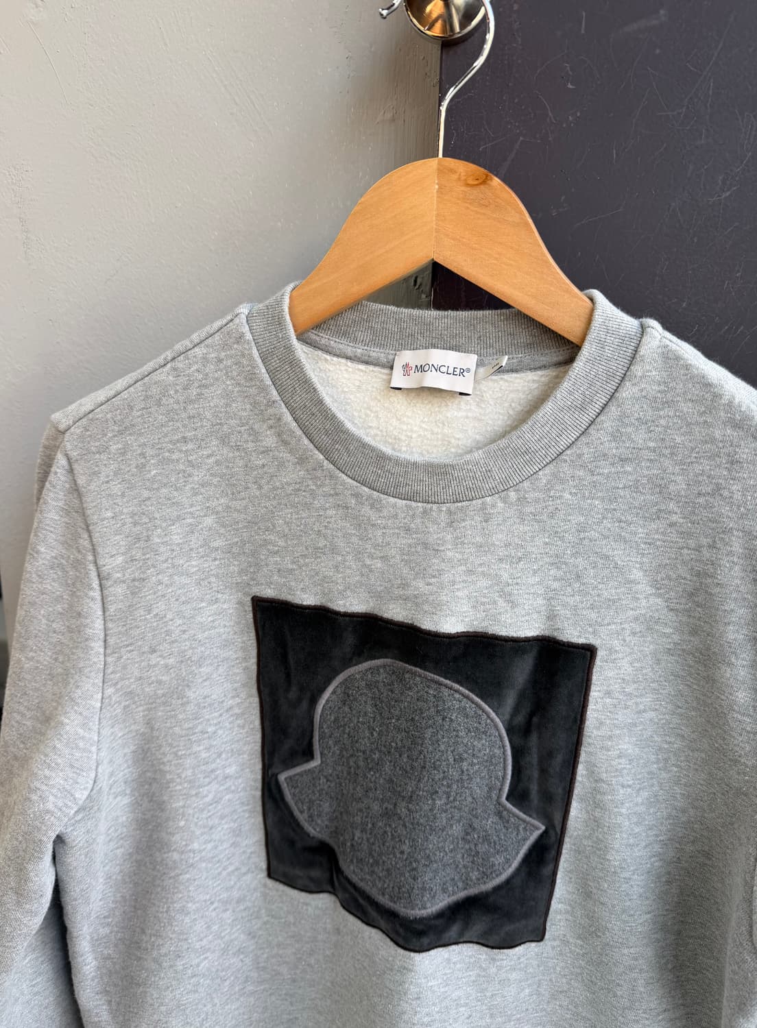 M/ 몽클레어 벨벳 고스트 로고 기모 맨투맨 상품이미지6