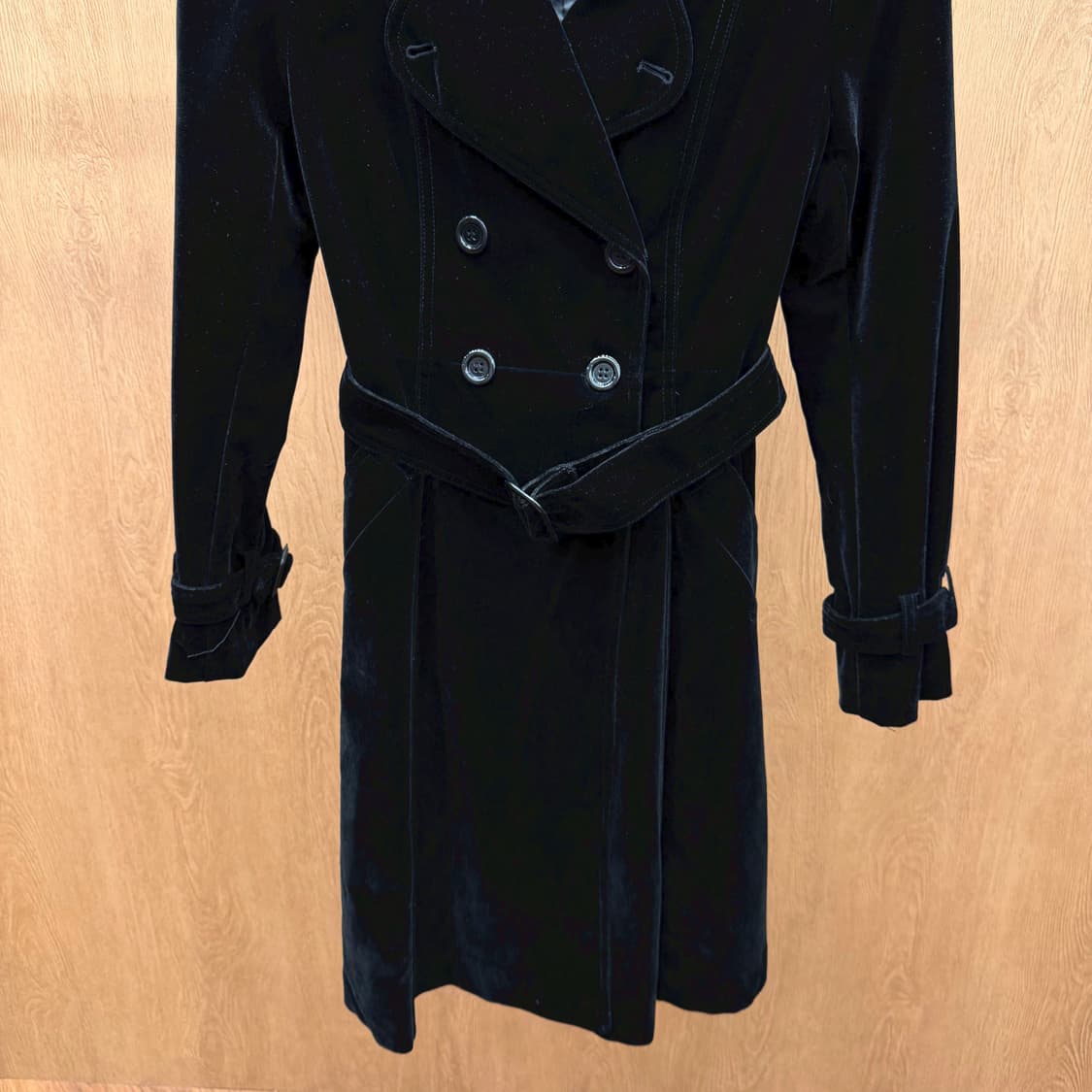 JPN 슬림핏 벨벳 롱 코트 더블 버튼 허리 벨트 숄더 셔링 디테일 블랙 상품이미지5