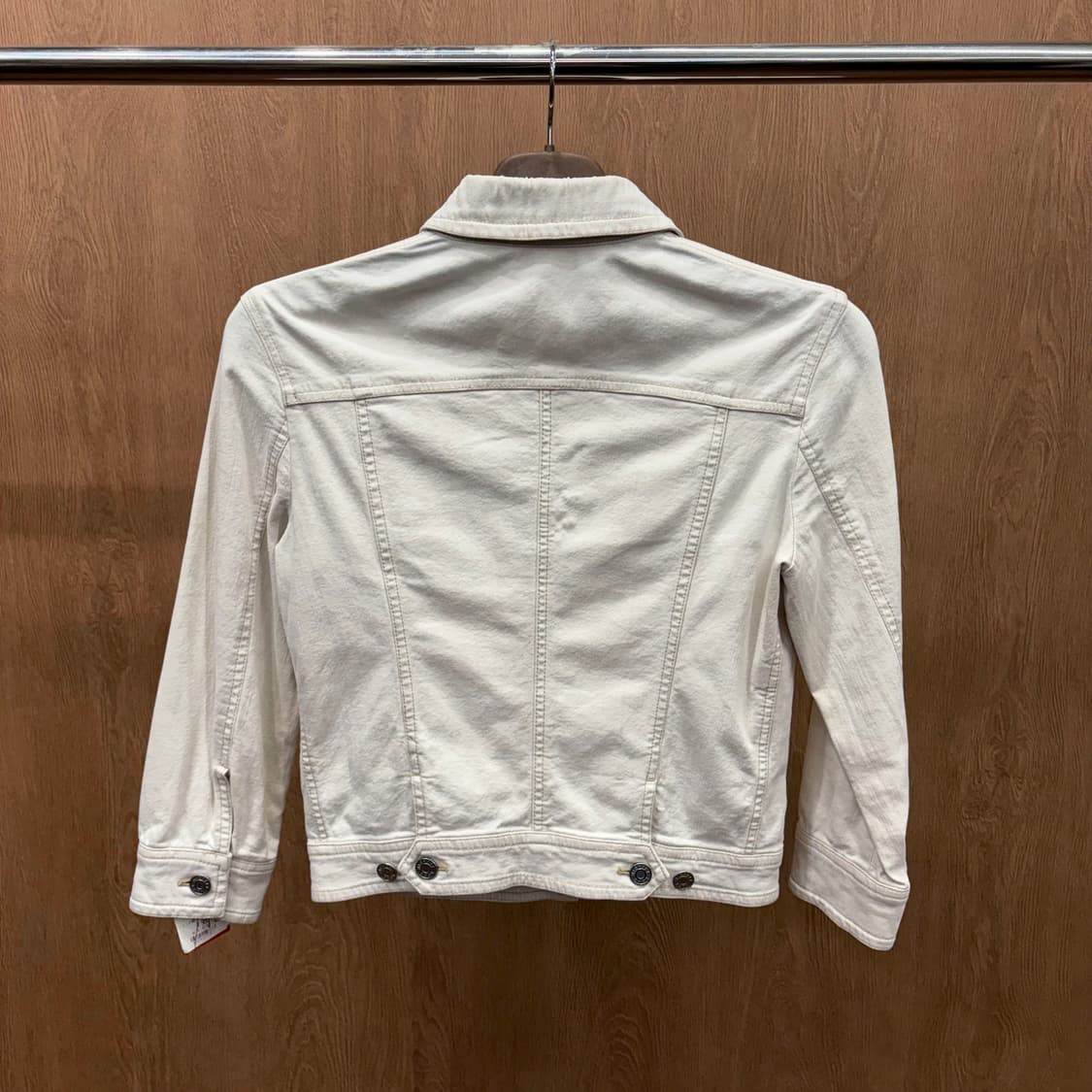 마이클코어스 스트레치 데님 트러커 자켓 스티치 메탈 버튼 디테일 화이트 상품이미지3