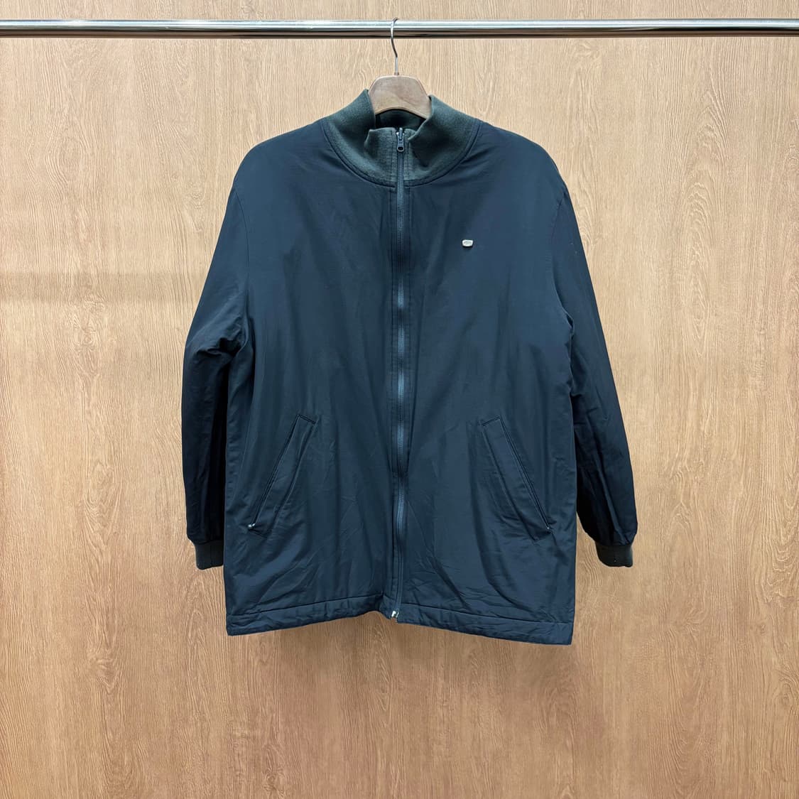 라코스테 리버시블 자켓 퀄팅 패턴 솔리드 메탈 로고 디테일 카키 블랙 상품이미지4