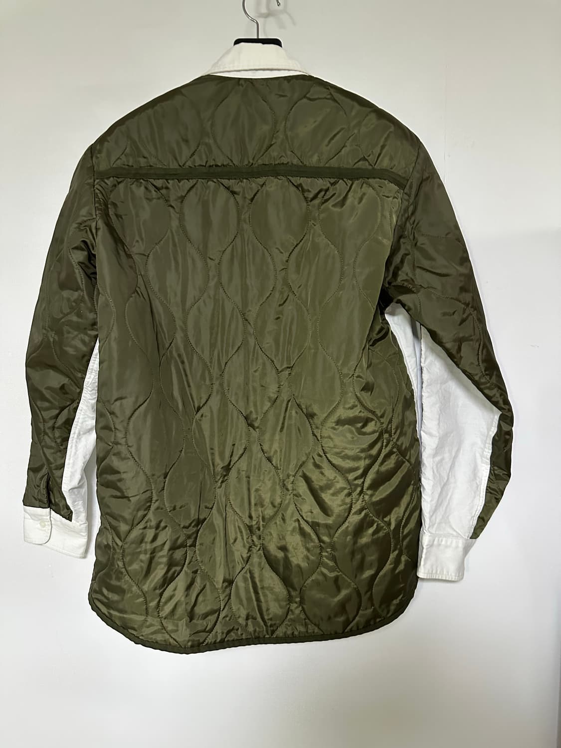 Sewclassic 화이트 셔츠 + 카키 퀼팅 레이어드 상품이미지3