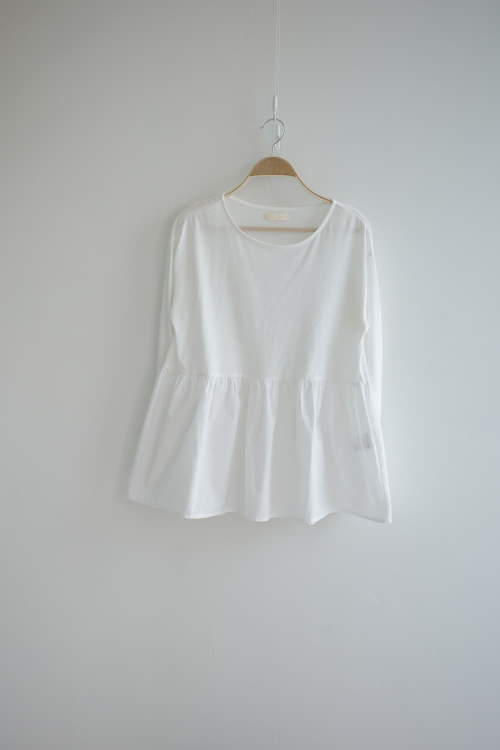 earth music  • 화이트 프릴 코튼 티셔츠
  상품이미지3