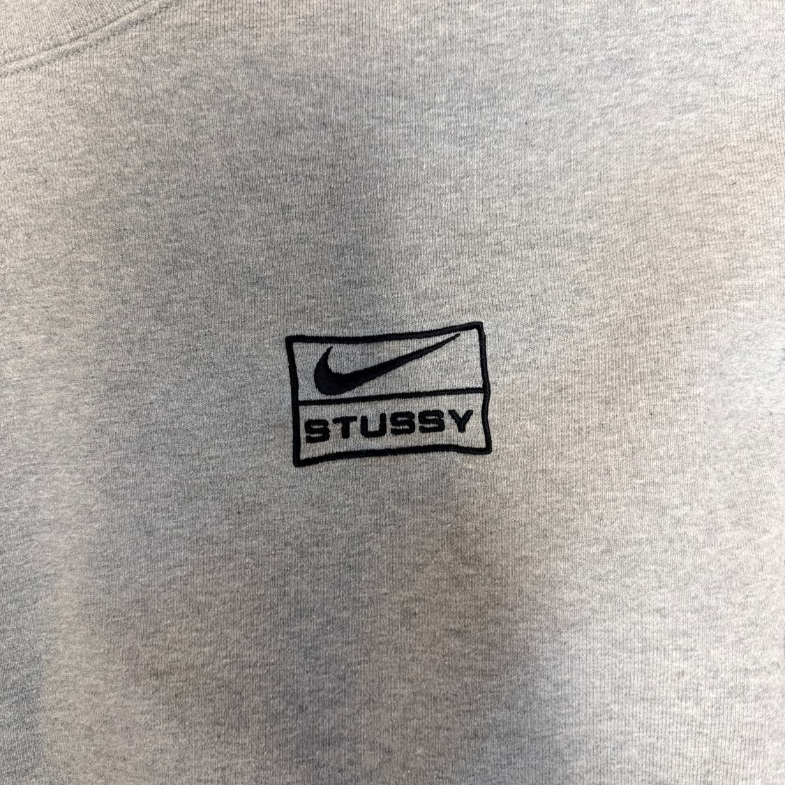 [M] 나이키 x 스투시 NRG 플리스 크루넥 다크 그레이 헤더 상품이미지2