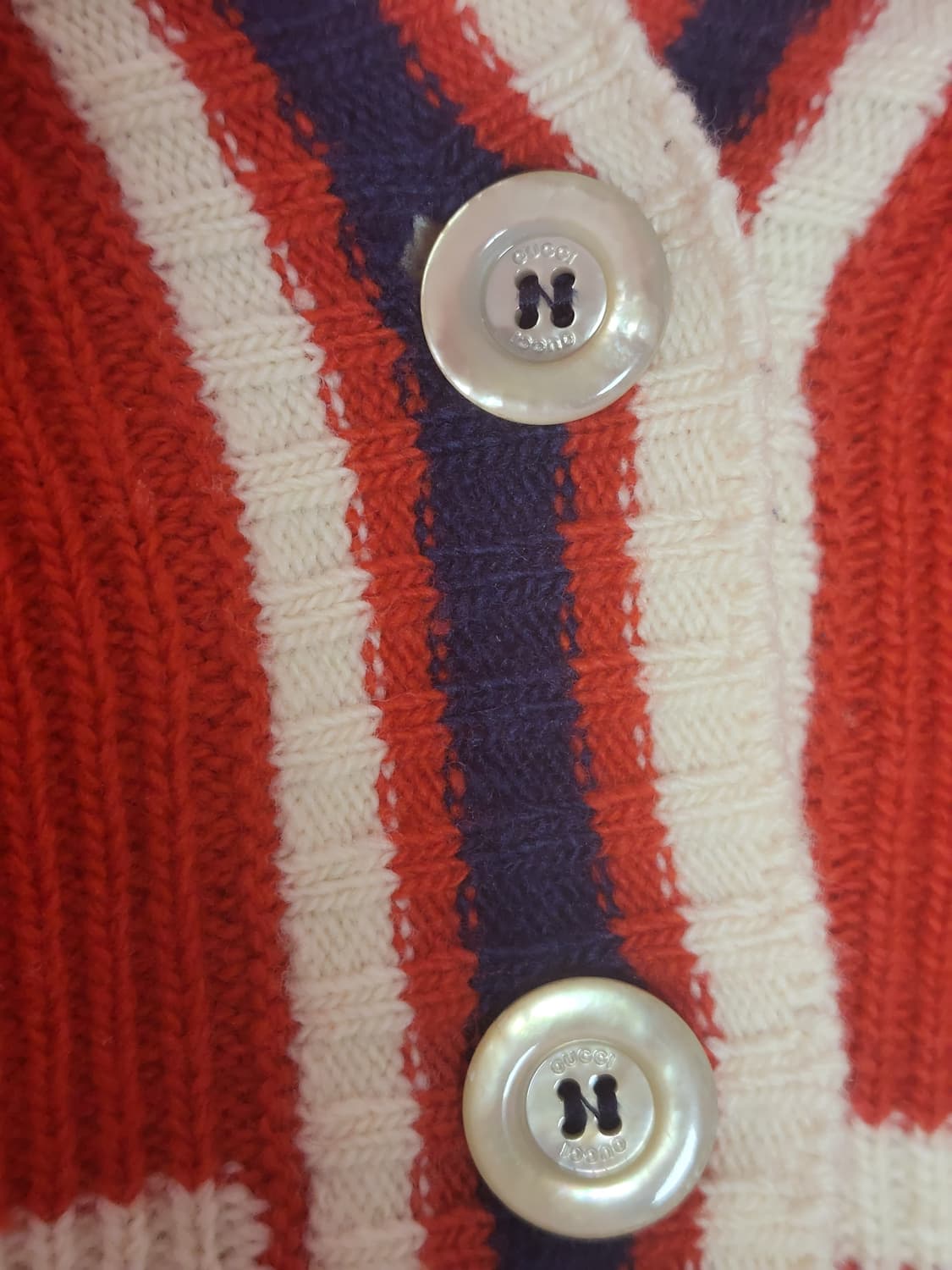 정품)급처상태좋음!구찌 러블리 어깨볼륨프릴 여성 니트 가디건 상품이미지6