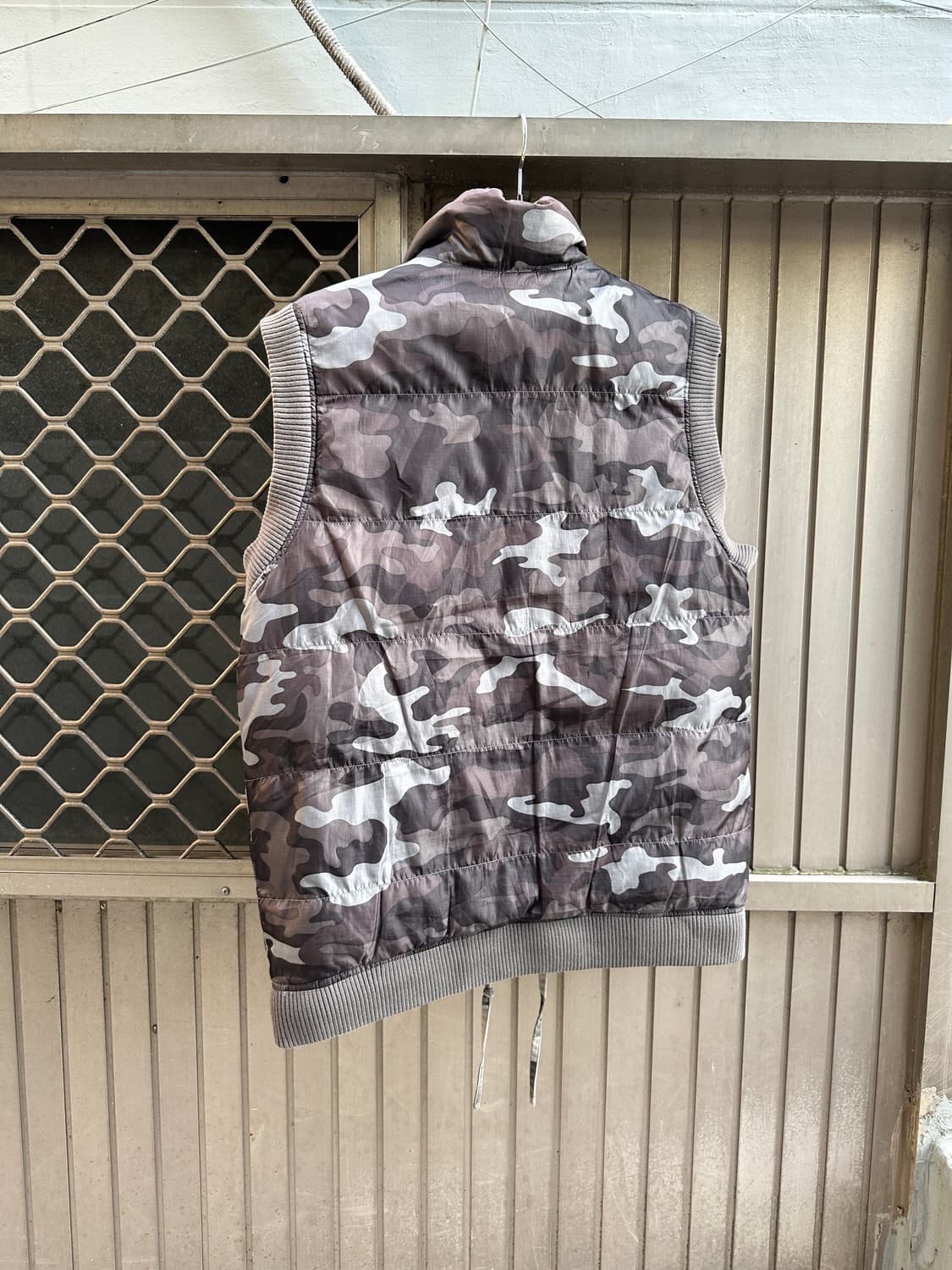 GUESS reversible camo yellow vest 상품이미지3