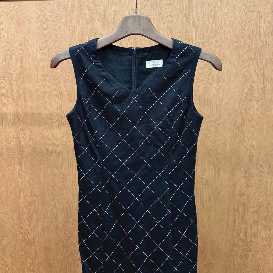 꾸레쥬 브이넥 슬리브리스 원피스 다이아몬드 퀄팅 스티치 패턴 디테일 블랙 상품이미지4