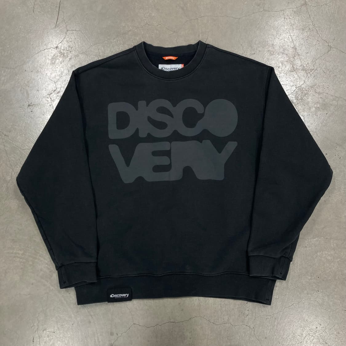 디스커버리 블랙 컬러 스펠아웃 빅로고 맨투맨 상품이미지1