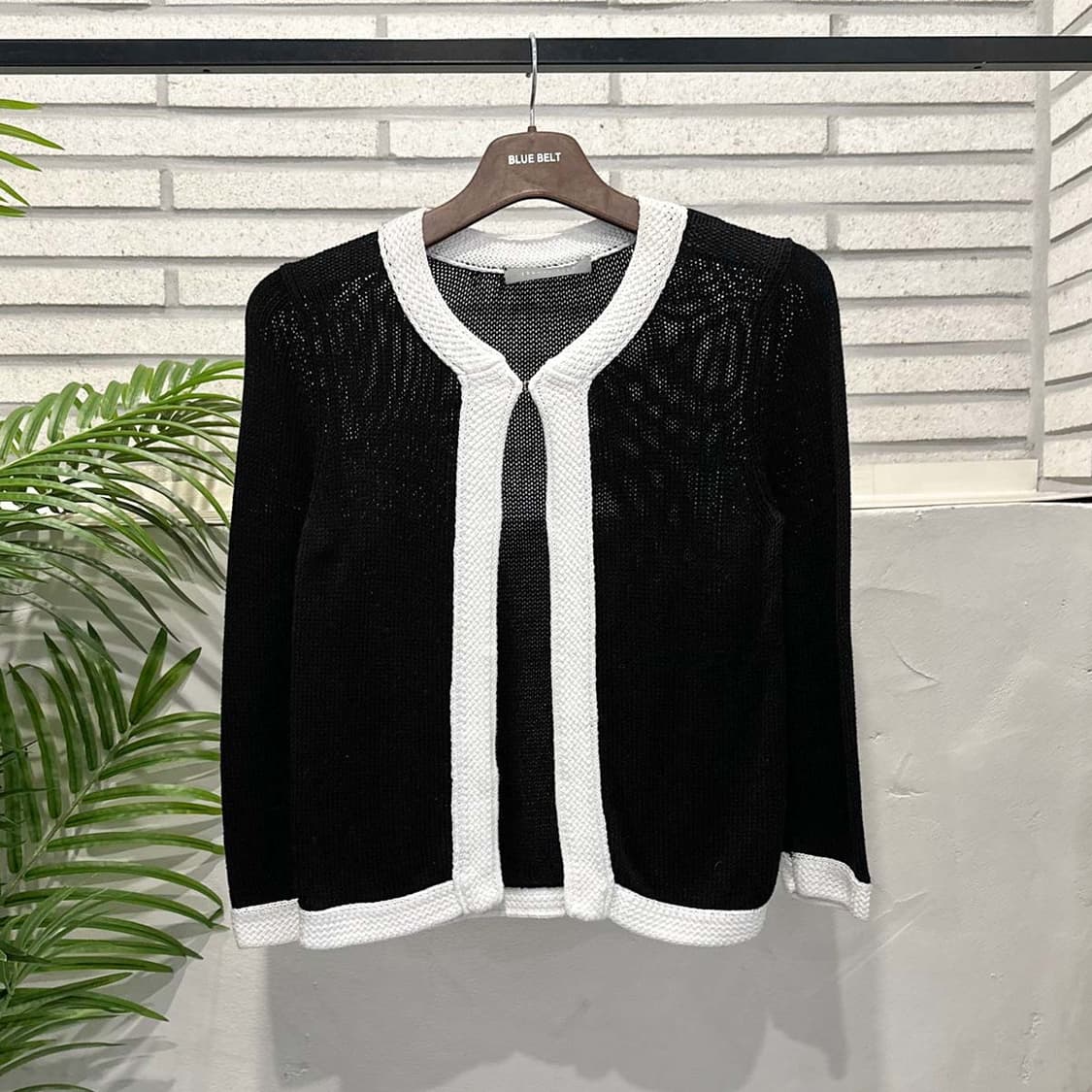 띠어리 럭스 오픈 프론트 배색 가디건 원버클 디테일 블랙 상품이미지2