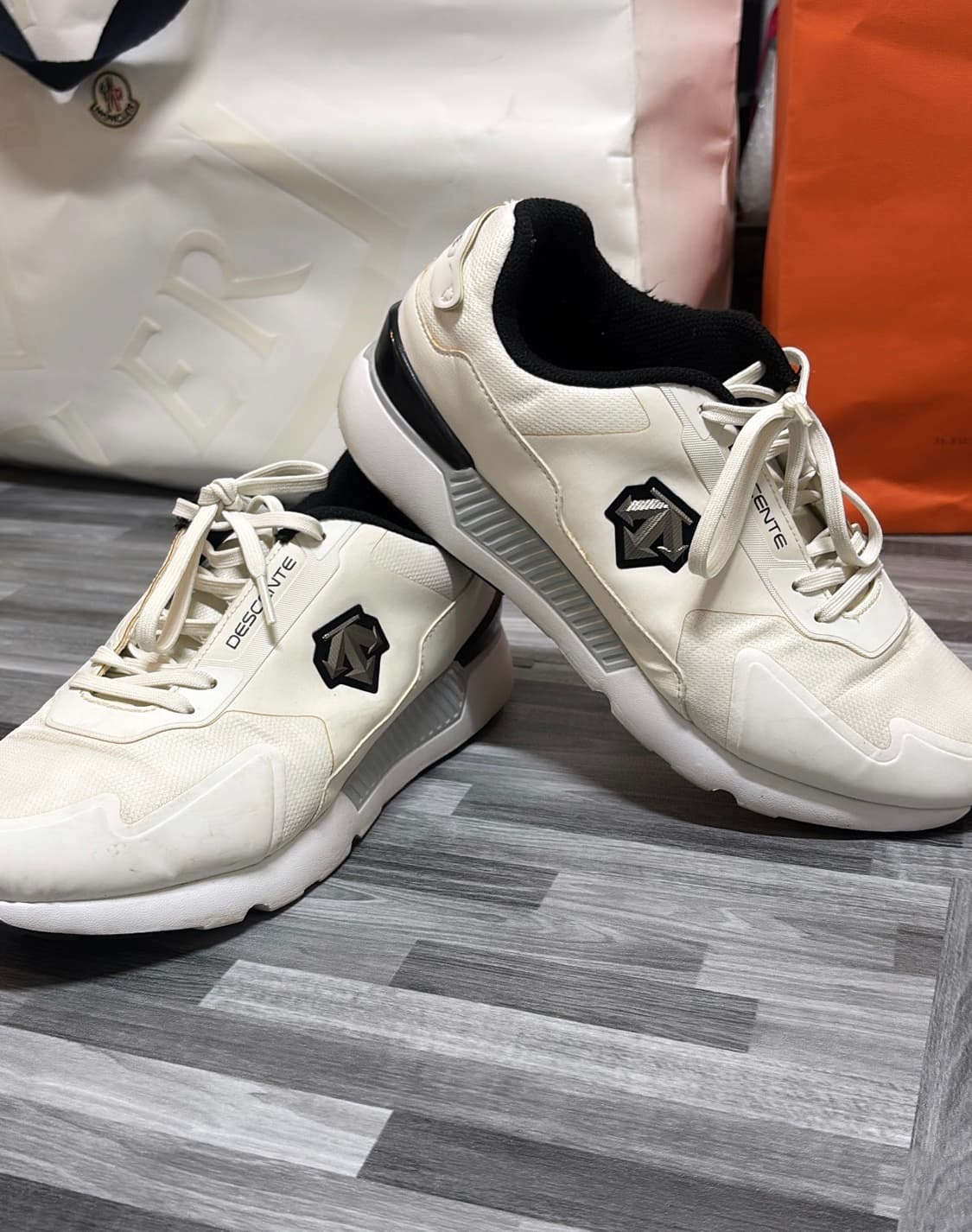 데상트 운동화 280 사이즈 S9423LCRO4 상품이미지1