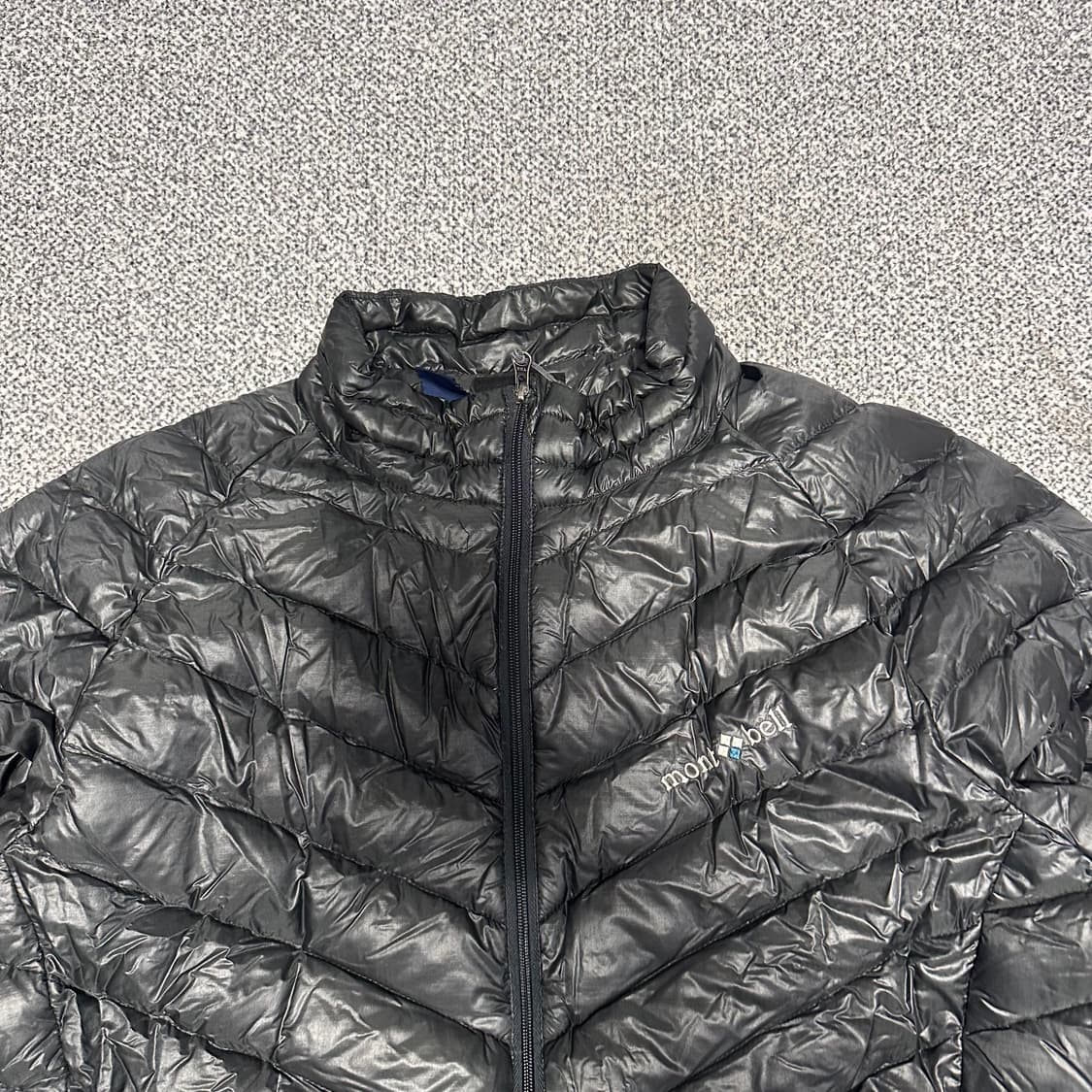 몽벨 그레이 유광 경량패딩 상품이미지2