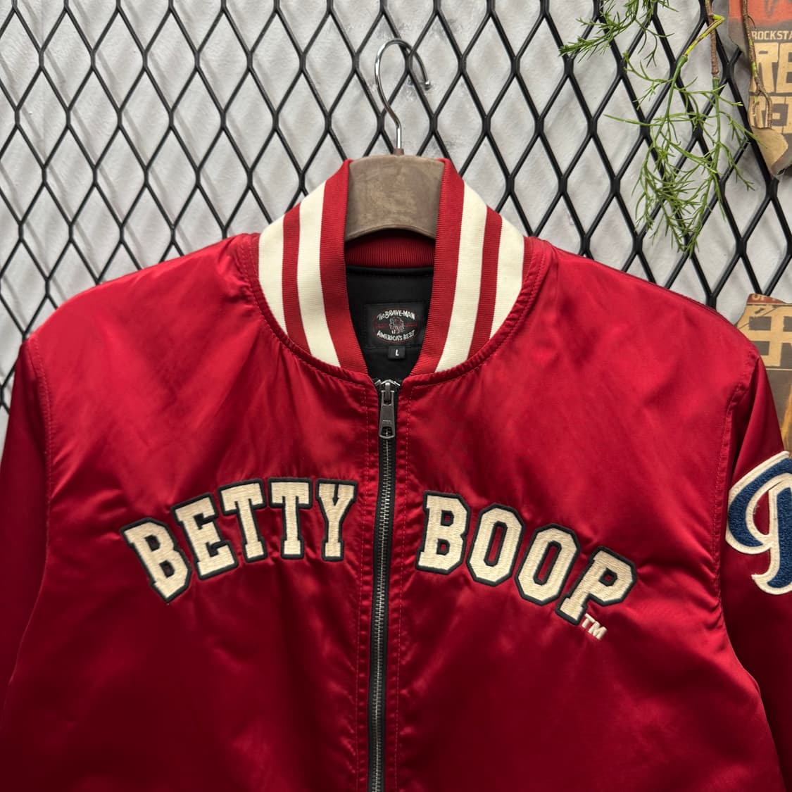 베티붑 새틴 바시티 자켓 후면 캐릭터 포인트 레드 상품이미지3