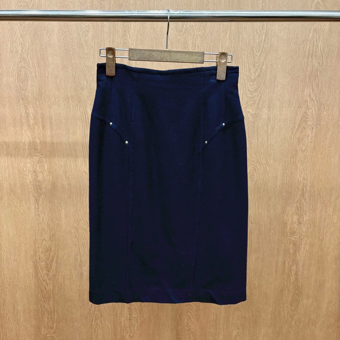 꾸레쥬 미디 스커트 절개 스터드 장식 백 슬릿 디테일 H라인 네이비 상품이미지2