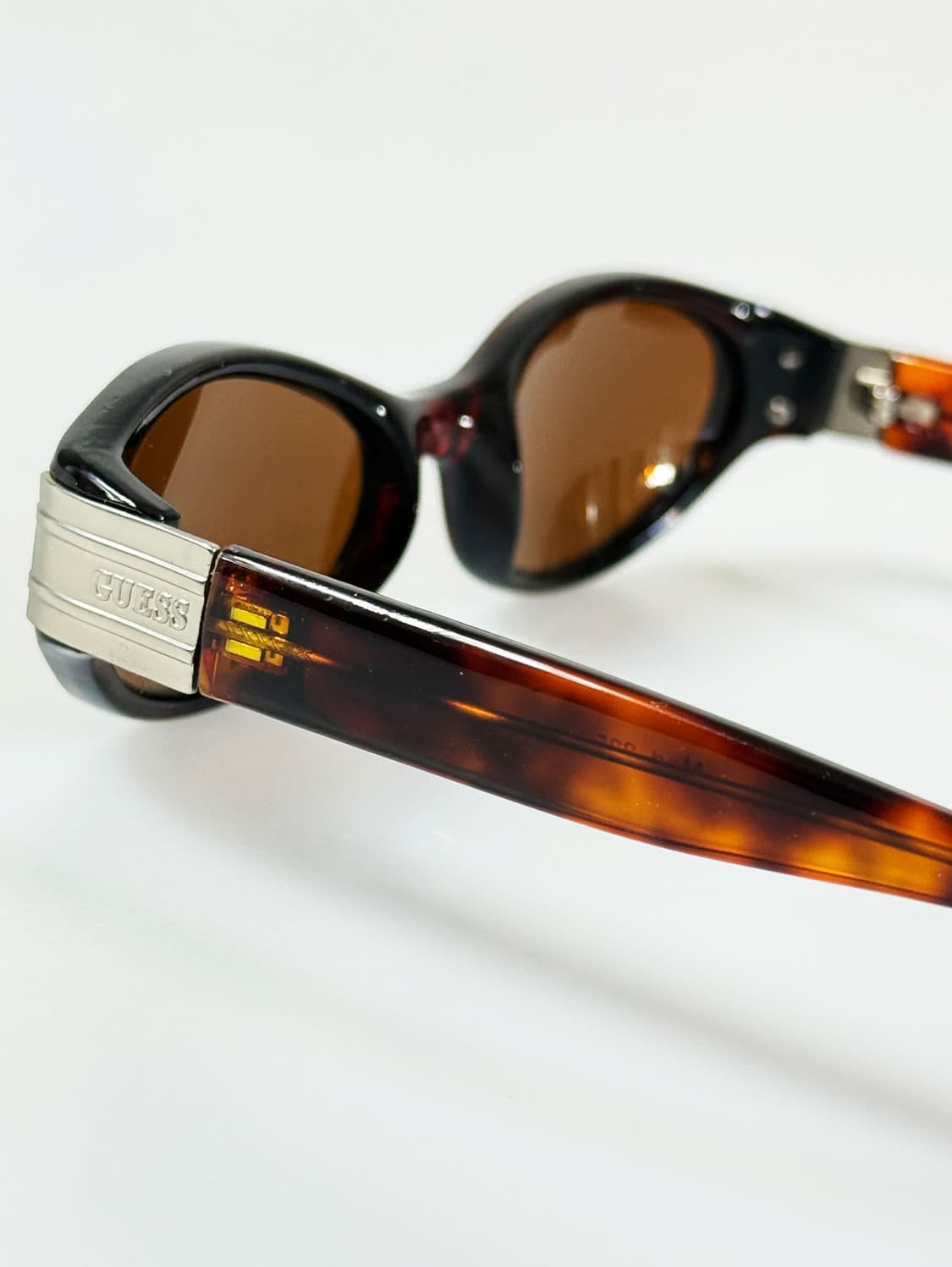 90s 게스 토터스쉘 오벌 프레임 틴트 빈티지 선글라스 상품이미지4