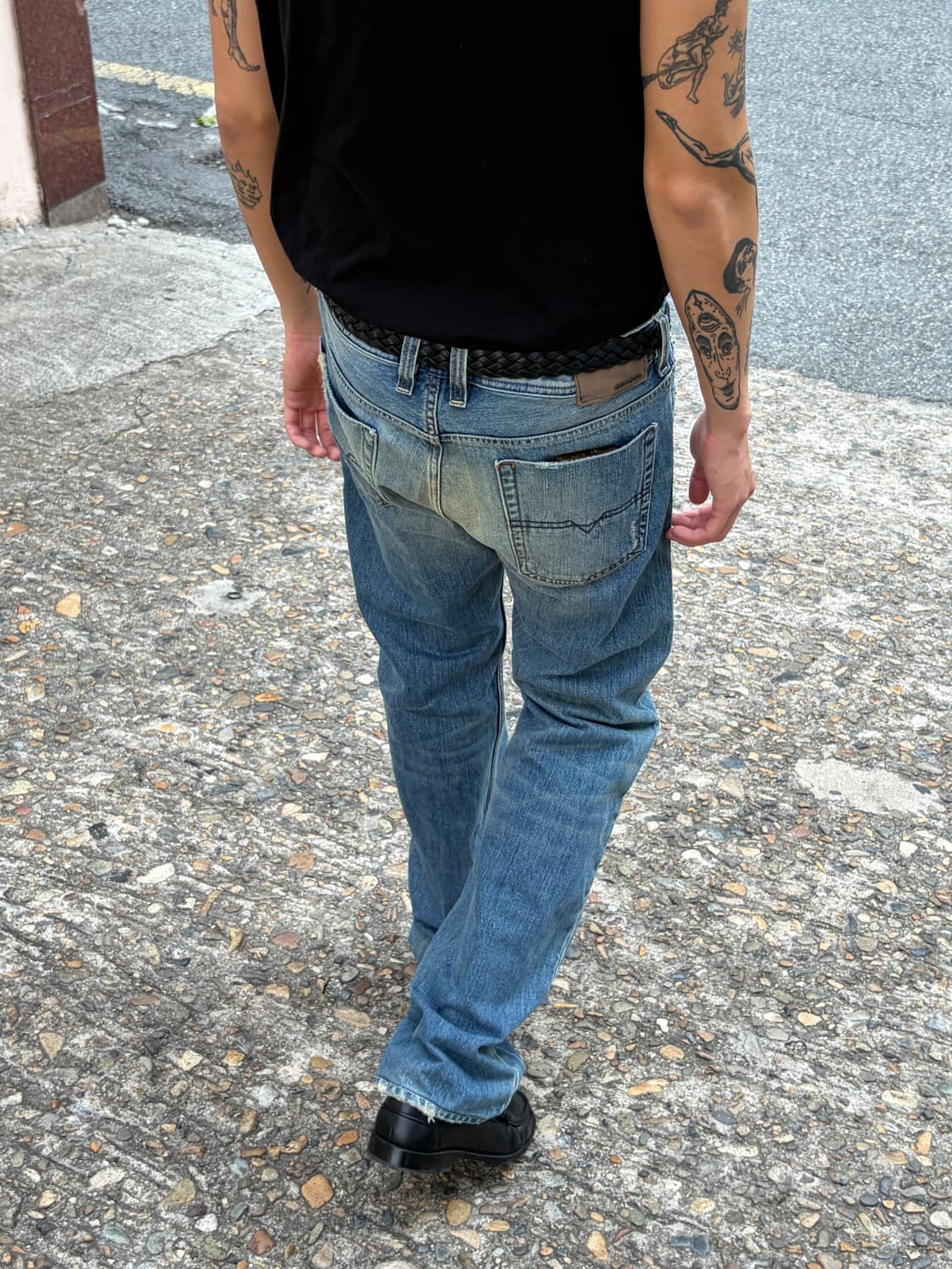 디젤(DIESEL italy) 미드블루 샌드워시드 스트레이트 데님 팬츠 상품이미지5