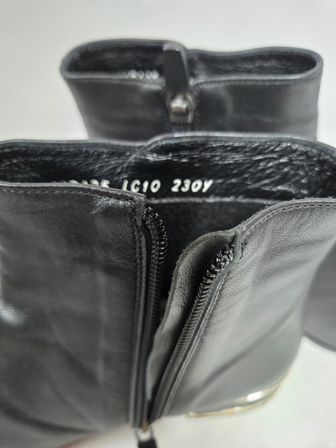 소다 블랙 가죽 앵클부츠 금장 포인트 230mm 상품이미지8