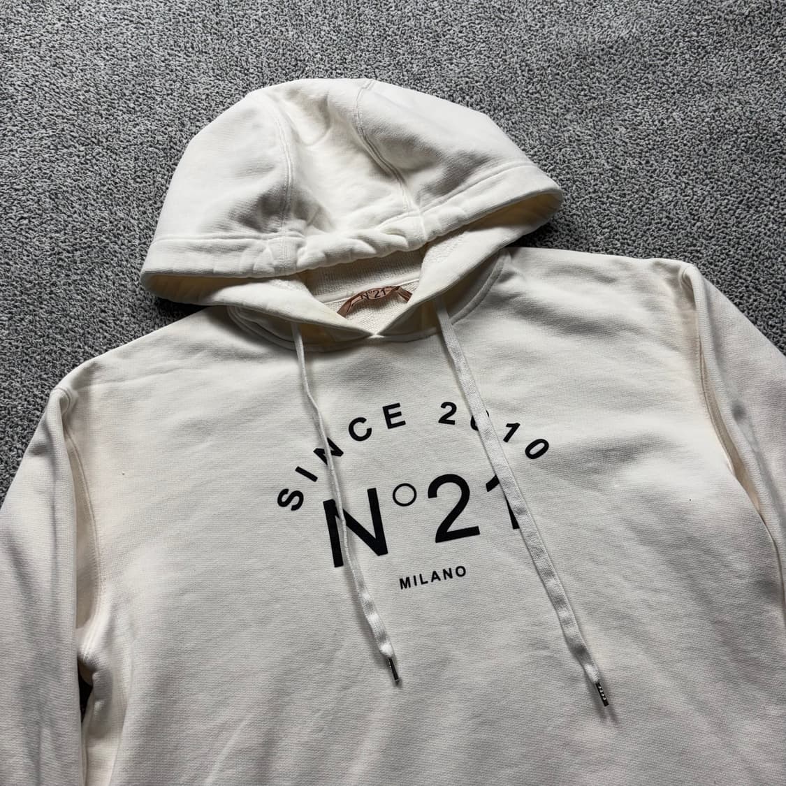 N21 빅로고 화이트 후드티 상품이미지2
