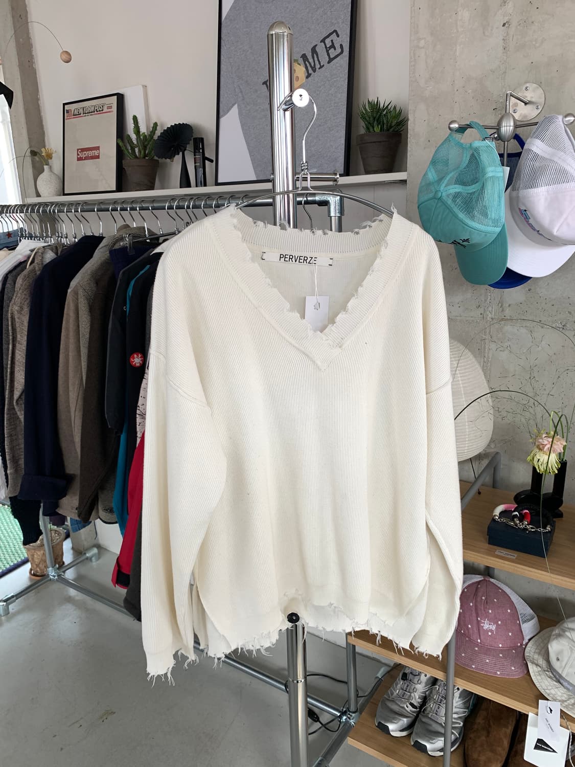 Perverze 퍼버즈  브이넥 데미지 니트 상품이미지1