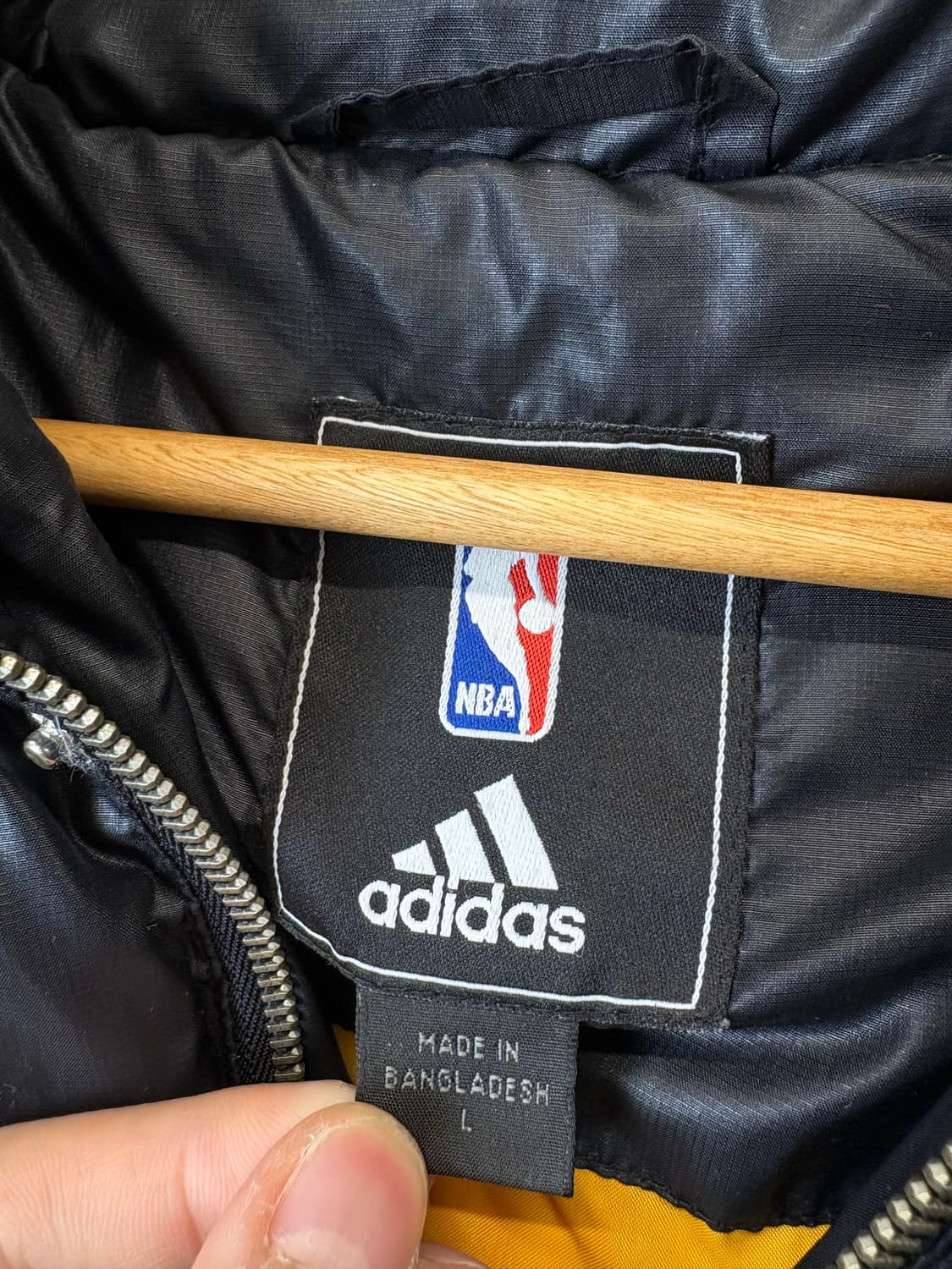 아디다스 NBA 올드스쿨 레이커즈 후드 숏패딩 블랙 상품이미지7