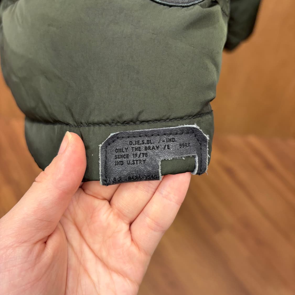 디젤 하이넥 나일론 다운 패딩 자켓 어깨 가슴 레더 배색 디테일 그린 상품이미지7