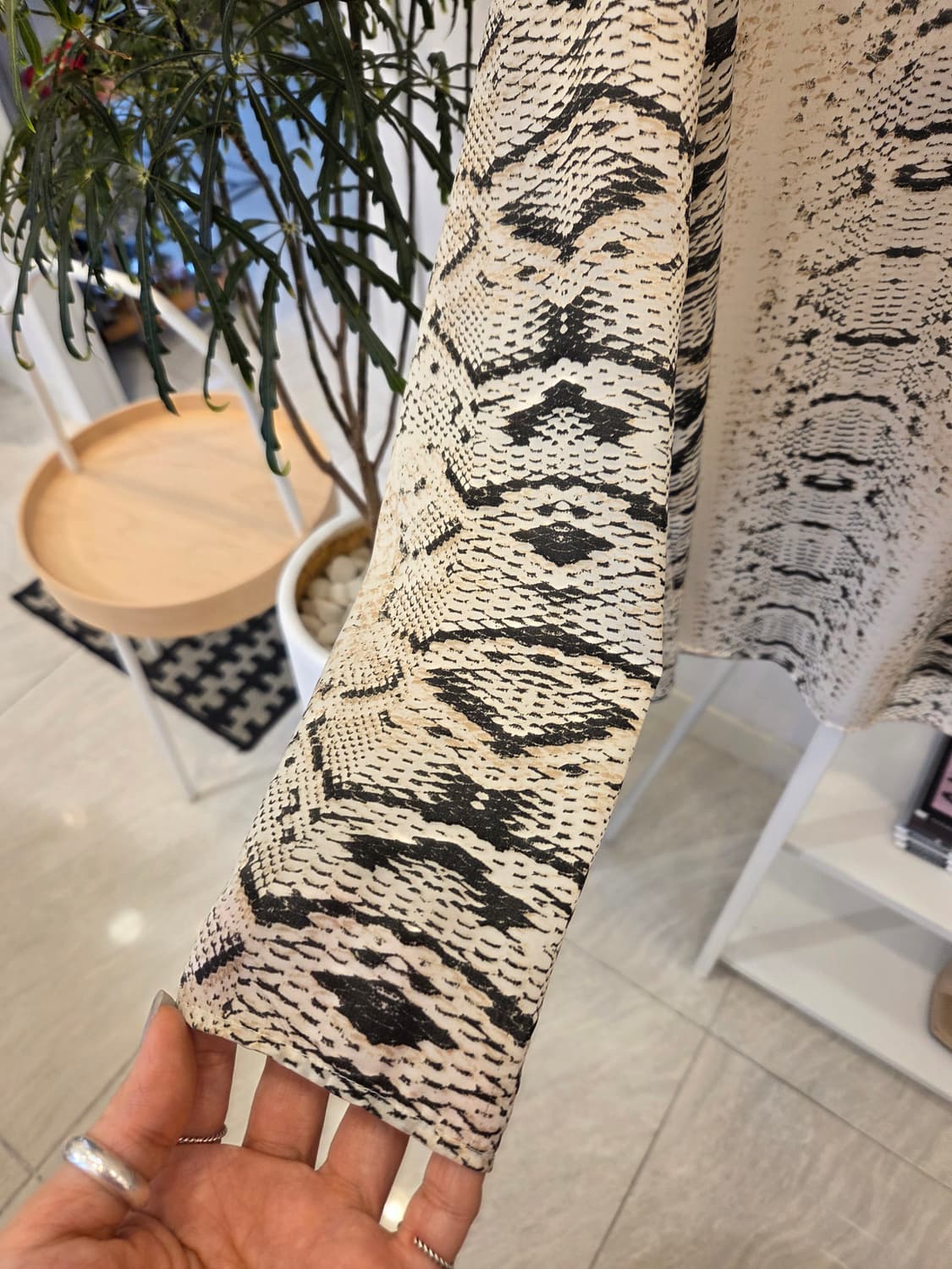 자라 파이톤 프린트 블라우스 상품이미지3