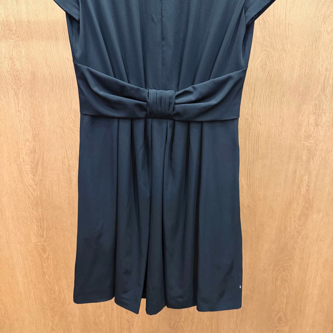 모스키노 칩앤시크 울 드레이프 원피스 패널 절개 중앙 매듭 디테일 블랙 상품이미지5