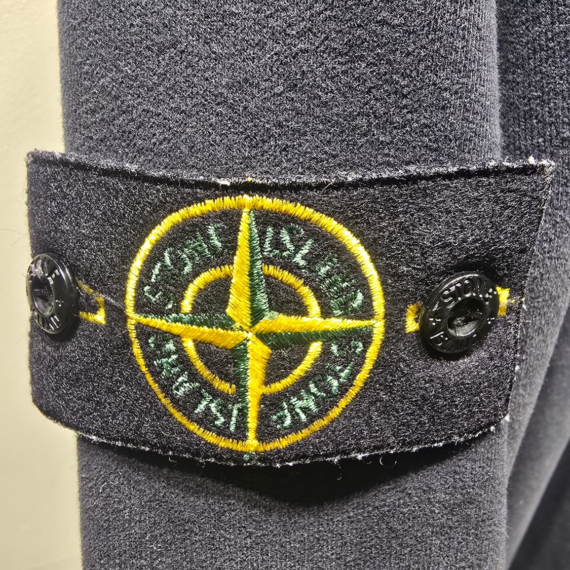 [중고/정품] 스톤 아일랜드 와펜 패치 맨투맨 블랙 XXL 상품이미지3