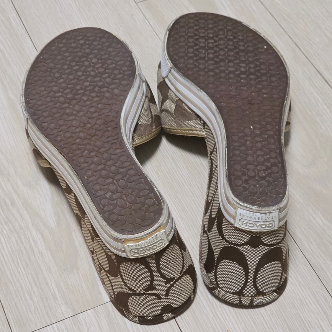 코치 빈티지)시그니처 골드 모노그램  스트랩 웨지힐 페리샌들 y2k힐구두 상품이미지4