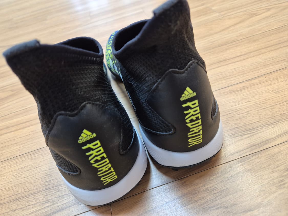 아디다스 프레데터 Freak.3 풋살화 260mm 판매합니다. 
쨍한 파 상품이미지3