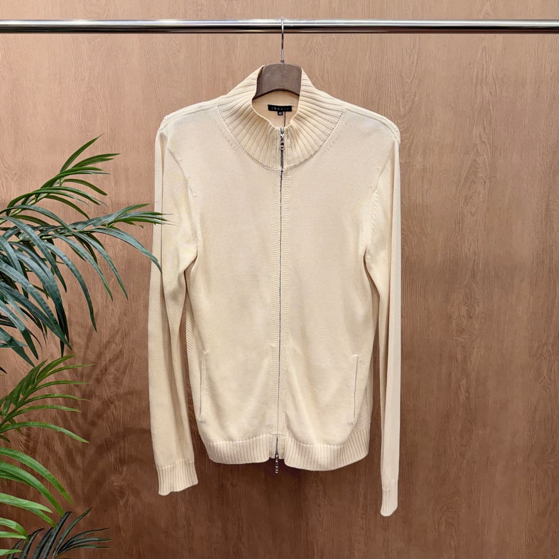 띠어리 하이넥 긴팔 니트 집업 무지 립 넥 디테일 레귤러핏 베이지 상품이미지1