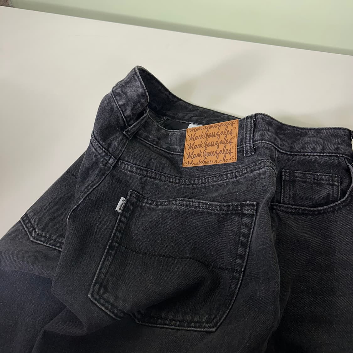 M 마크곤잘레스 세미와이드 일자핏 빈티지블랙워시드 데님팬츠 상품이미지1