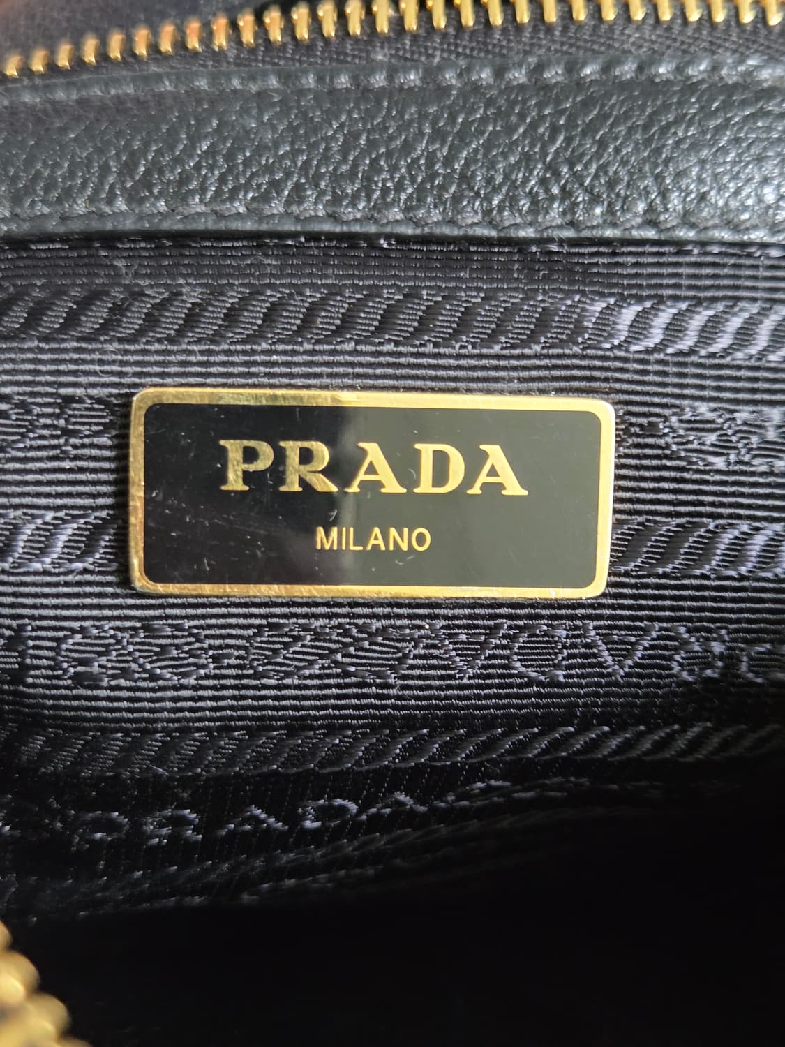 [프라다] 비텔로 다이노 레더 골드 메탈 로고 토트백 | G00012 상품이미지8