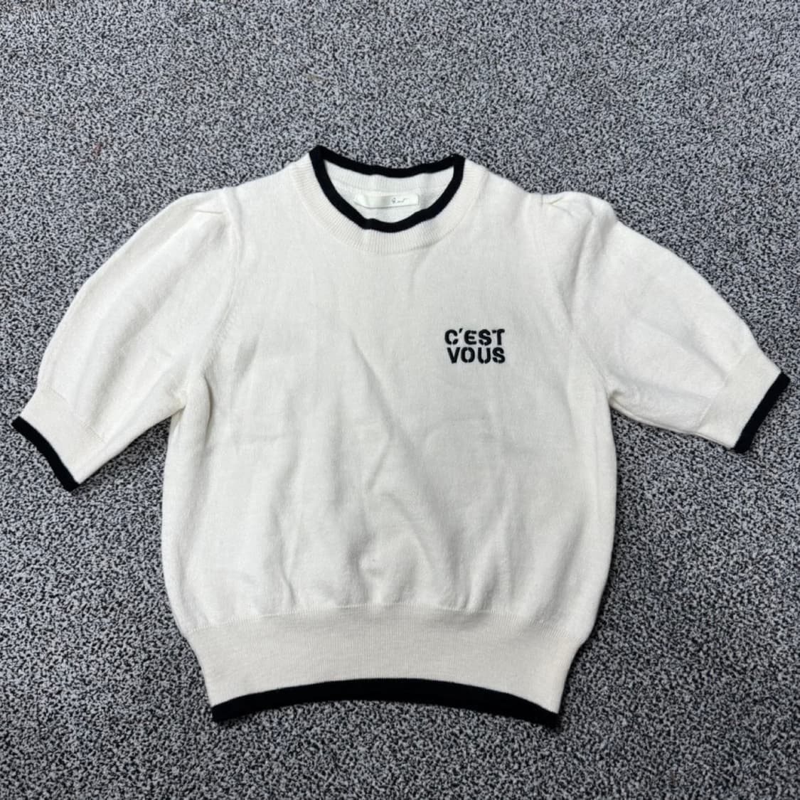 지컷 화이트 블랙 트리밍 반팔 니트, 상태좋아요! 상품이미지1