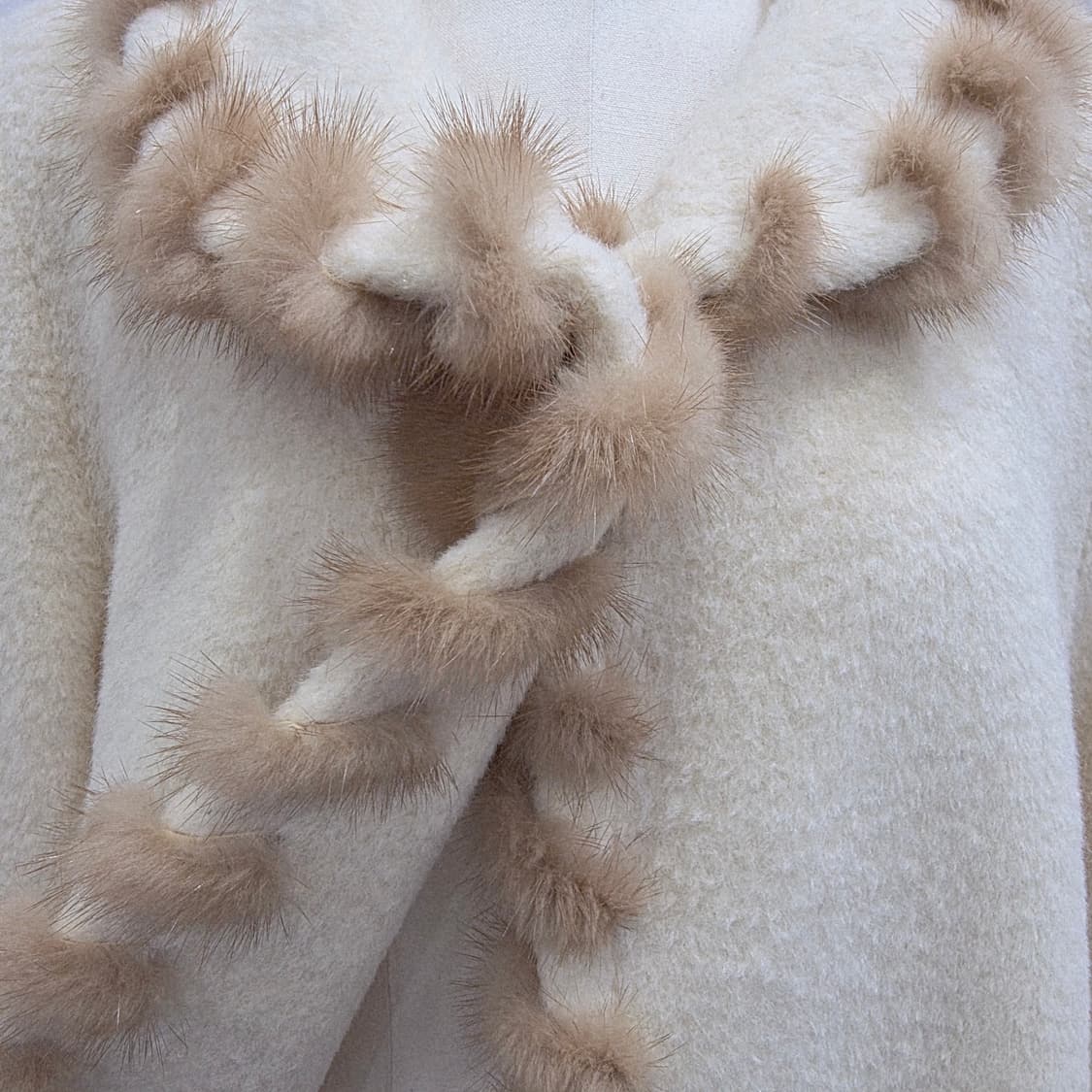 베이지 알파카 밍크퍼 트리밍 A라인 코트 상품이미지6