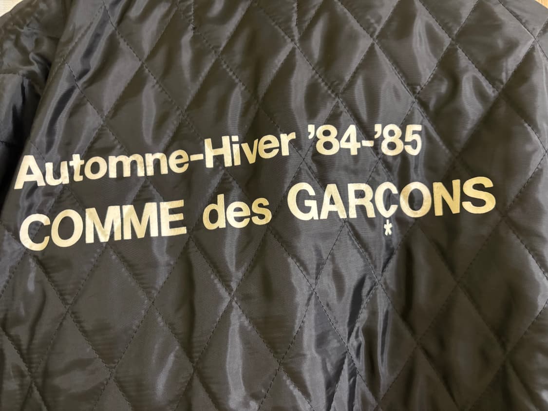 꼼데가르송 CDG 백 로고 84-85 퀄팅 스태프 블루종 자켓 블랙  상품이미지4