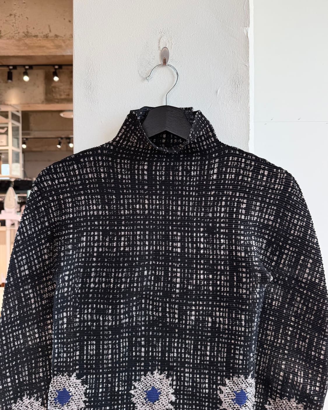 이세이미야케 미 블랙 플로랄 터틀넥 롱슬리브 상품이미지3