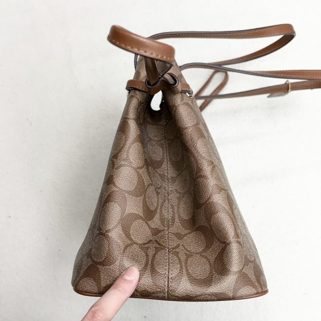 COACH 시그니처 드로우 스트링 캐리올 토트백 상품이미지4