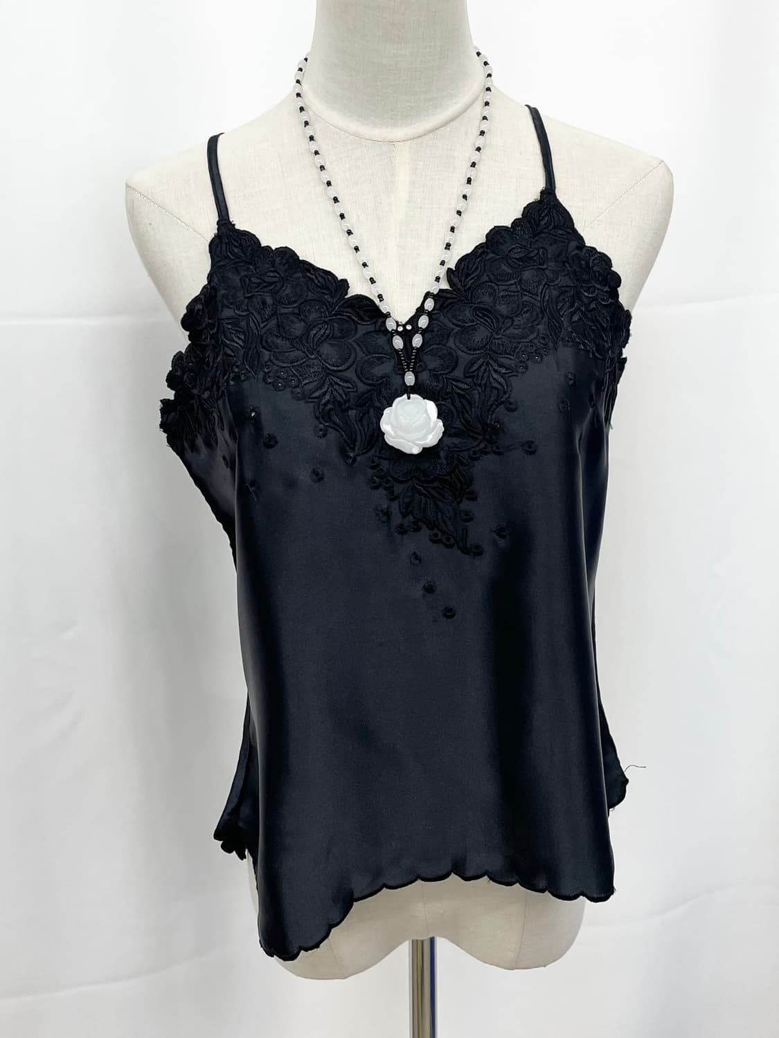 블랙 새틴 자수 슬립 상품이미지1