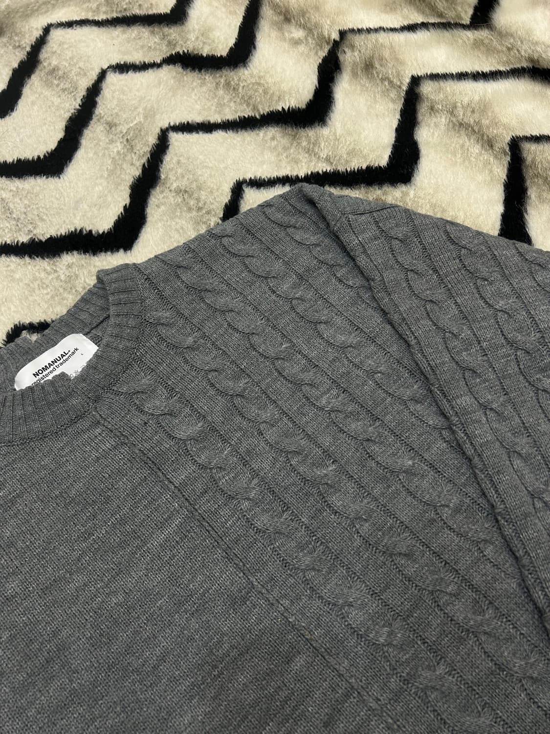 [L]노매뉴얼 비대칭 케이블 오버핏 트님 니트/그레이 상품이미지1